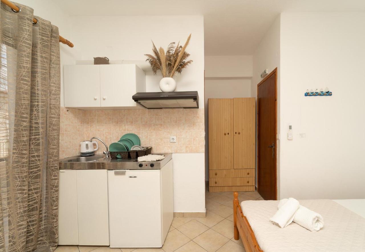 Tsimiklis Apartments Фінікунда Екстер'єр фото